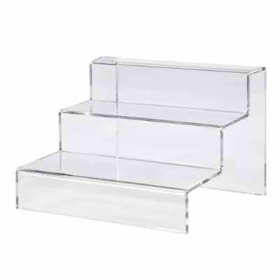 Transparante plexiglas productdisplay met drie trappen voor het presenteren van producten op verschillende hoogtes.