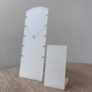 Armband standaard van gematteerd perspex voor 5 armbanden