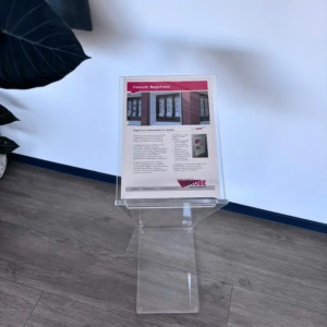 Schuine A4 kaarthouder op transparante acryl vloerstandaard