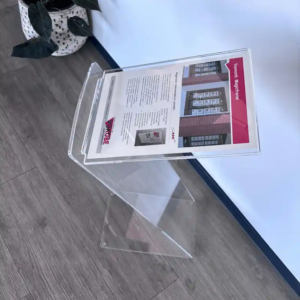 Zijaanzicht van A4 vloerstandaard met schuine acryl kaarthouder