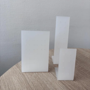 Sieraden display van 3 mm gematteerd Polar White perspex voor oorbellen