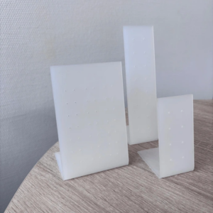 Gematteerde oorbellen display van Polar White perspex met 8 gaatjes