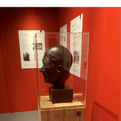 Plexiglas stofkap op maat voor het presenteren van museumobjecten