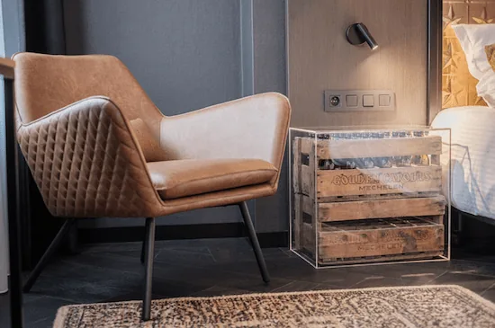 Moderne transparante vitrinekap naast stoel in interieur