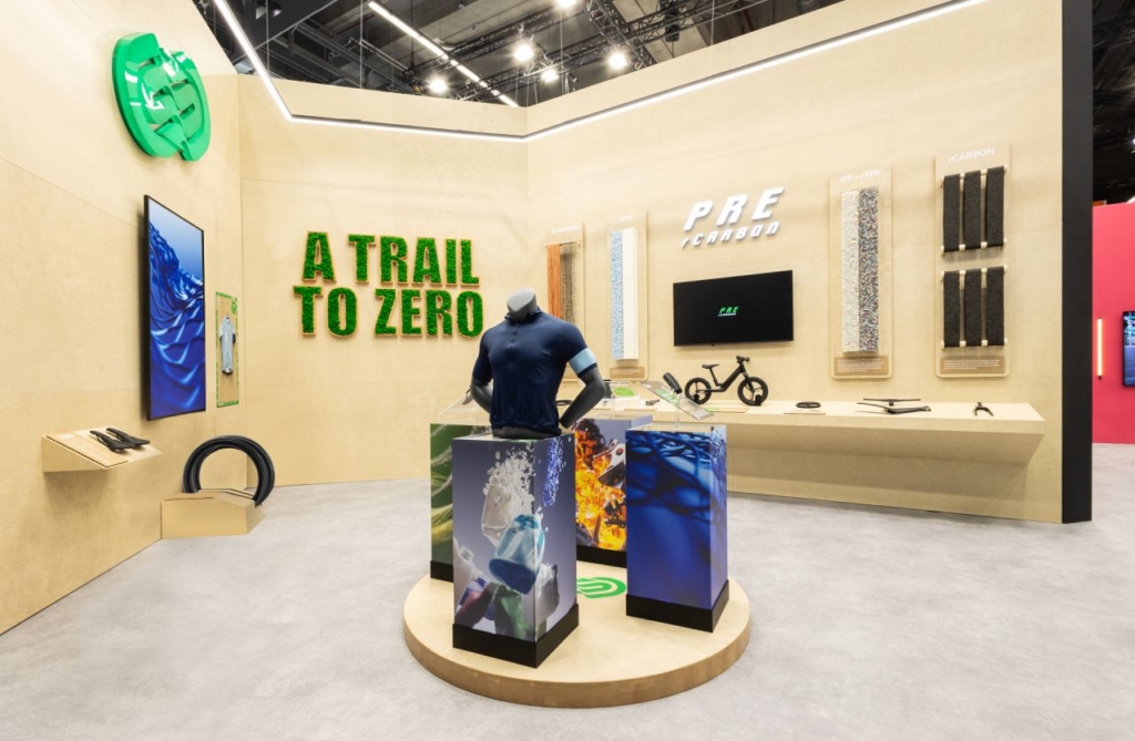 Kunststof wanddisplay op maat voor een overzichtelijke productpresentatie