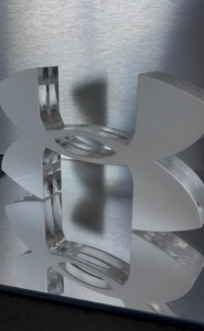 Kunststof logo op maat voor Under Armour, geproduceerd door TotalShopDisplay