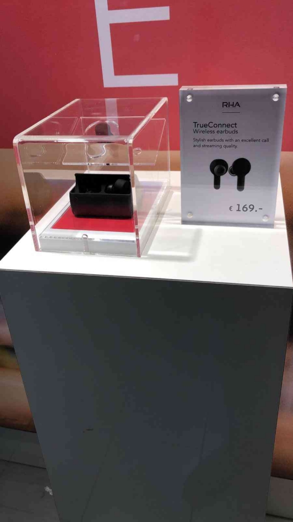 Kunststof product display op maat voor de presentatie van earbuds