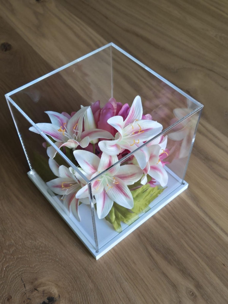 Kunststof presentatiekubus op maat voor de presentatie van kunstbloemen