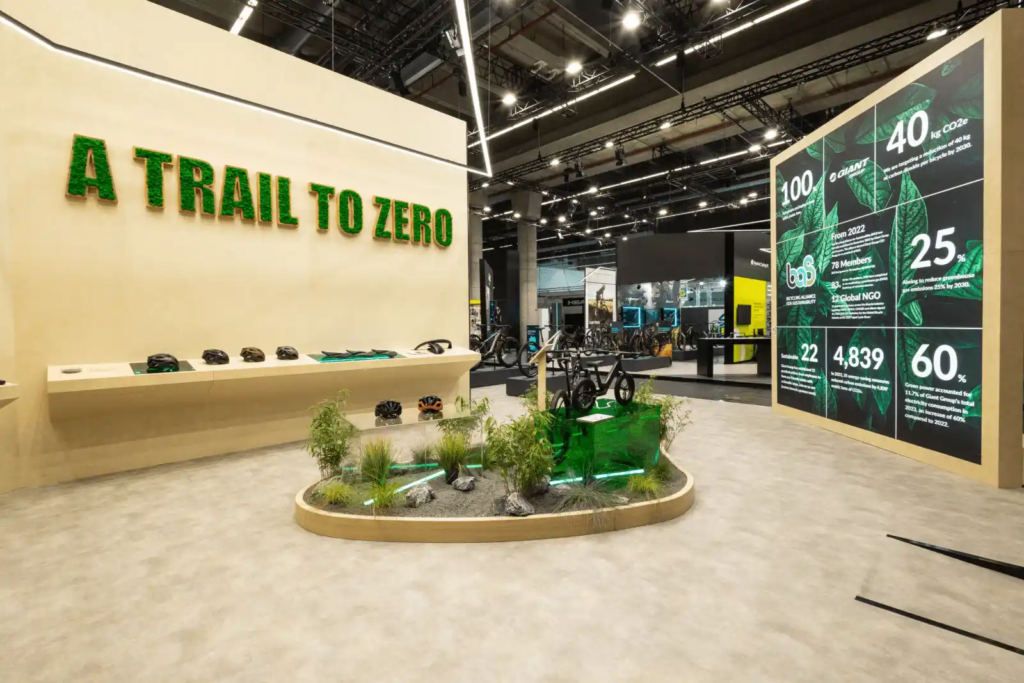 Groene en heldere plexiglas kubus voor productpresentatie in de standbouw