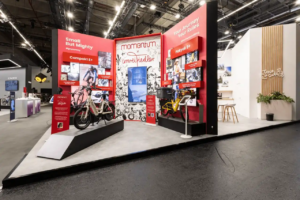 Kunststof beursdisplay op maat voor een professionele productpresentatie